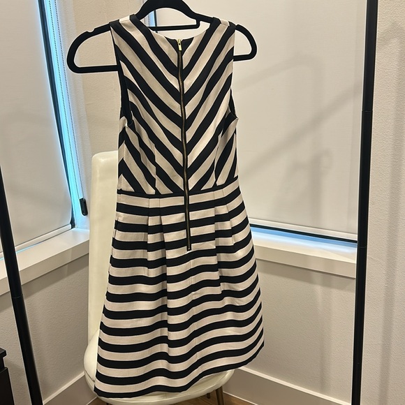 Women’s Banana Republic dress • has pockets!!!!! • size: 0P • gold zipper detail - Picture 4 of 4